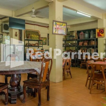 Vandhela Homestay Syariah RedPartner Surabaya Bagian luar foto