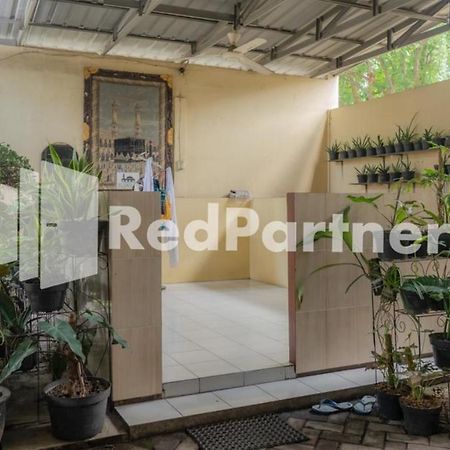 Vandhela Homestay Syariah RedPartner Surabaya Bagian luar foto