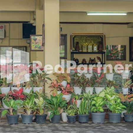 Vandhela Homestay Syariah RedPartner Surabaya Bagian luar foto