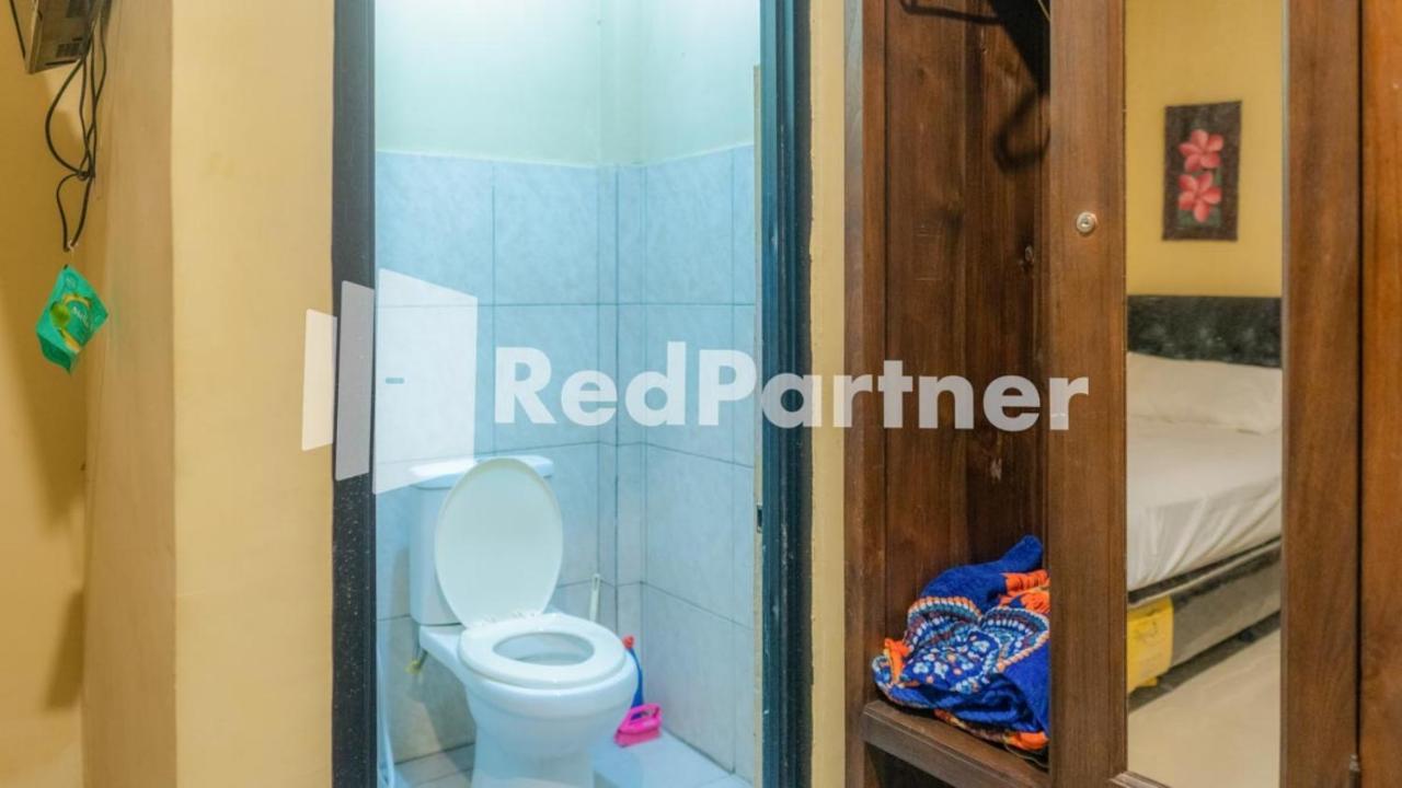 Vandhela Homestay Syariah RedPartner Surabaya Bagian luar foto