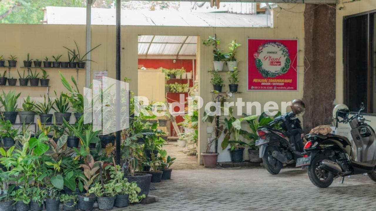 Vandhela Homestay Syariah RedPartner Surabaya Bagian luar foto