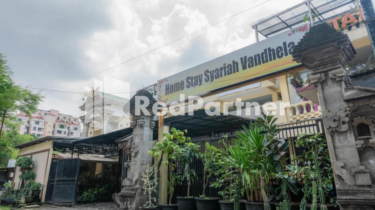 Vandhela Homestay Syariah RedPartner Surabaya Bagian luar foto